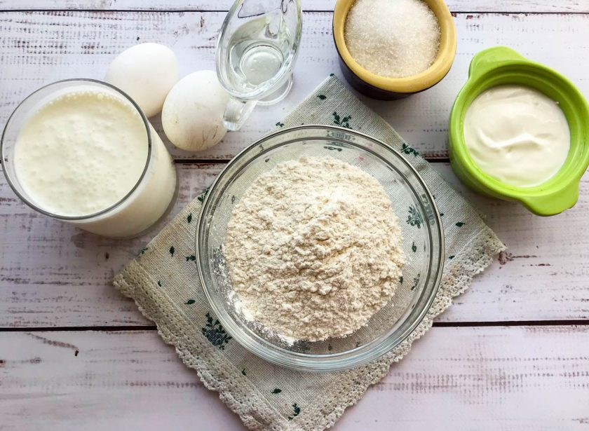 1. Этап. Оладьи на кефире и сметане: Подготовьте все необходимые ингредиенты.