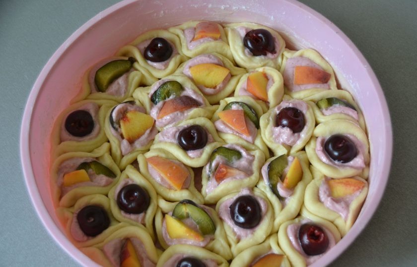 1. Этап. Воскресный пирог: В центр каждой маленькой заготовки положите ягоды или кусочки любых фруктов.