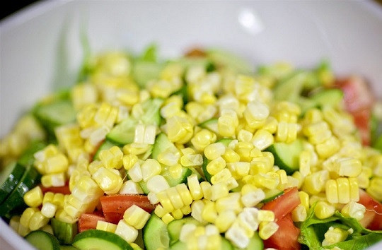 1. Этап. Салат с моцареллой: 6. И добавьте в салатник.