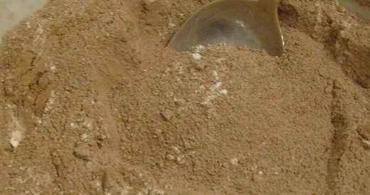 1. Этап. Шоколадный торт с черносливом: Для теста смешайте какао с разрыхлителем, мукой, солью, содой и сахаром.