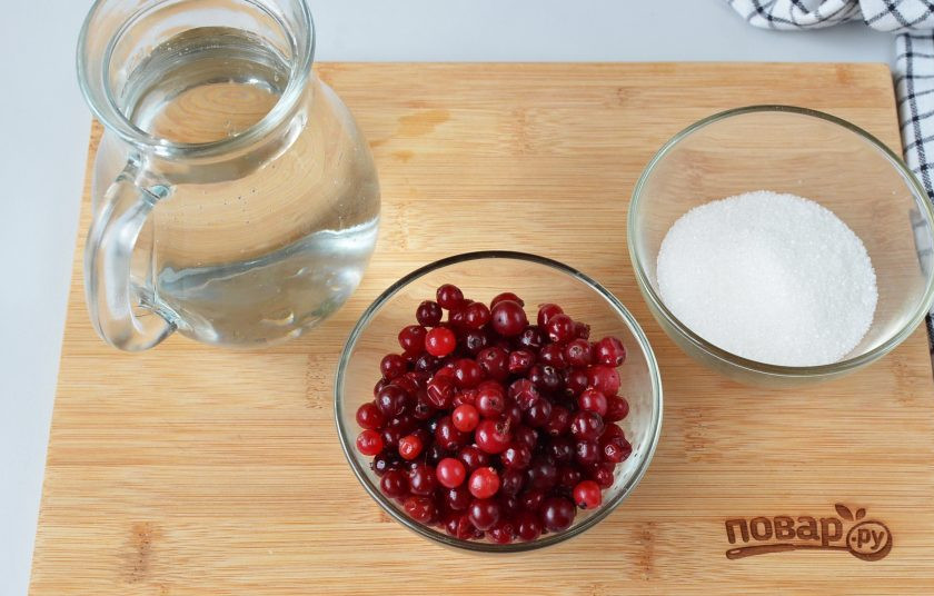 1. Этап. Морс клюквенный: Подготовьте клюкву, сахар, воду. Клюкву вымойте, переберите.
