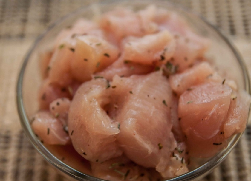 1. Этап. Сливочная паста: Куриную грудку порежьте небольшими кусочками, приготовьте маринад из столовой ложки оливкового масла, базилика и щепотки соли. Перемешайте мясо с маринадом, оставьте на 15 минут. Тем временем нарежьте морковь тонкой соломкой, разделите брокколи на небольшие соцветия, порубите чеснок, натрите сыр.