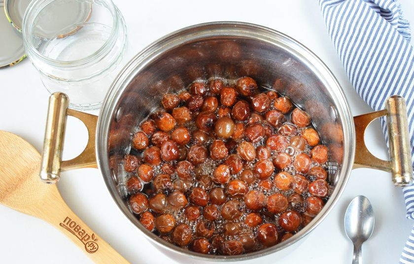 1. Этап. Варенье из боярышника: За 5 минут до окончания варки добавьте 1/4 чайной ложки лимонной кислоты, перемешайте осторожно. Если хотите более густое варенье, то варите еще минут 20-25.