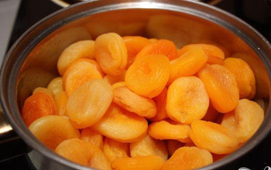 1. Этап. Желе из абрикосов: 1. Первым делом хорошо промываем курагу, и поставим вариться примерно минут на десять.
