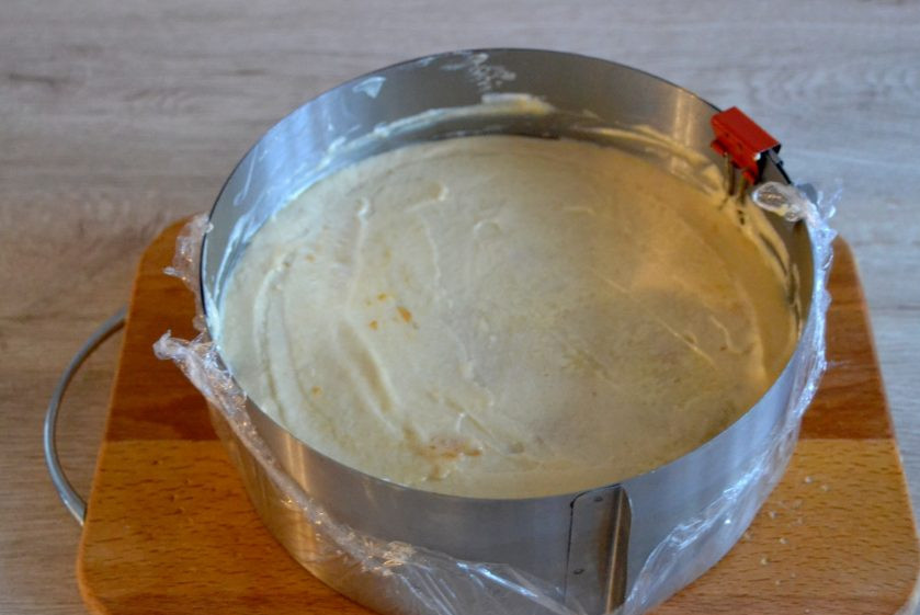 1. Этап. Торт Груши в карамели: Заполните оставшимся муссом промежутки между стенками формы. Поставьте торт в морозильную камеру на 12-18 часов до полного застывания.