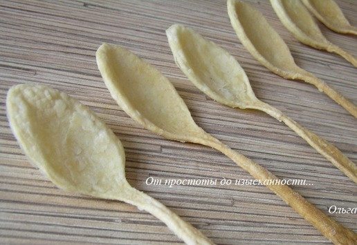1. Этап. Вкусные ложки со свеклой и авокадо: Остудите, осторожно снимите готовую ложку из теста, очень хрупкая. Так же испеките все ложки. Скорость выпекания зависит от количества одинаковых ложек дома, подходящих для выпечки.