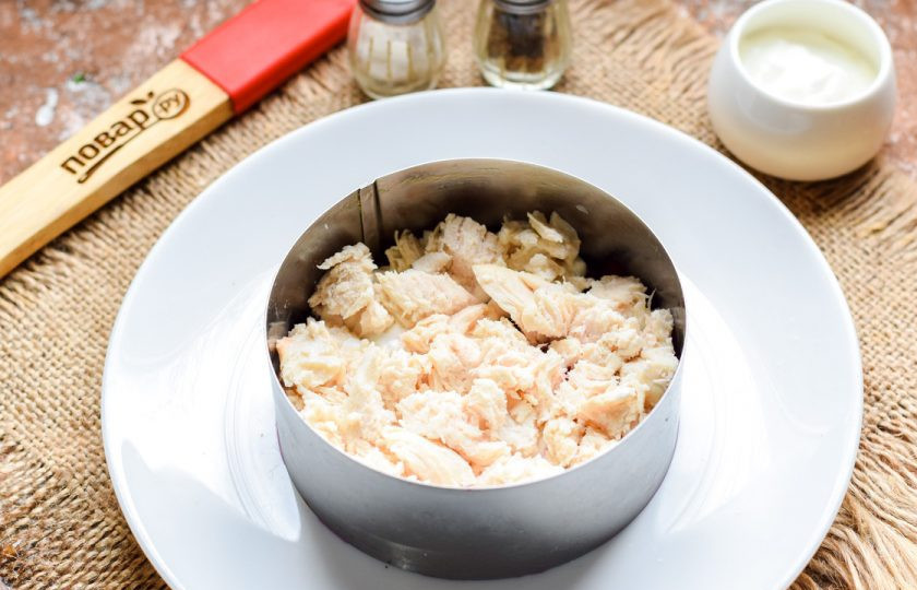 1. Этап. Салат Чингисхан со свеклой: Куриное филе отварите накануне, остудите в бульоне и нарежьте небольшими кубиками. Выложите филе поверх свеклы.