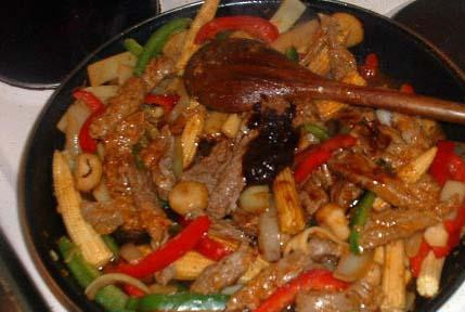 1. Этап. Тайская говядина чили: Вернем говядину в сковороду. Добавить рыбный соус, бульон и сахар. Тушить 10-15 минут периодически помешивая.