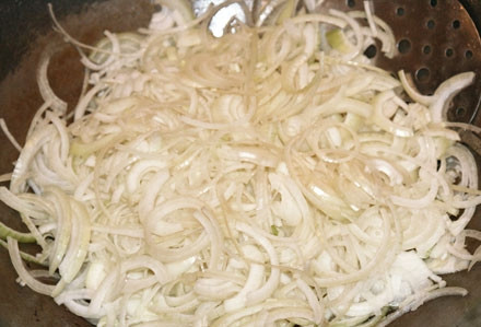 1. Этап. Пиёва: Теперь косточки можно смело выбрасывать из казана, а вот жир, напротив, оставляем. В этот жир добавляем тонкими полукольцами нарезанный лук. Ставим казан на медленный огонь - и начинаем томить наш лучок. Томить, но ни в коем случае не жарить.