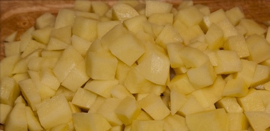 1. Этап. Суп из семги: Теперь чистим картошку и нарезаем на кубики.