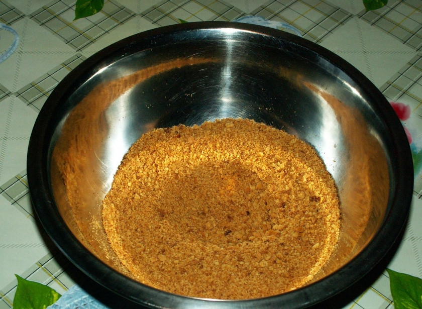 1. Этап. Торт Медовик со сгущенкой: Обрезки теста вы можете тоже испечь и потом перетереть в крошку, которая пригодится для посыпки торта.