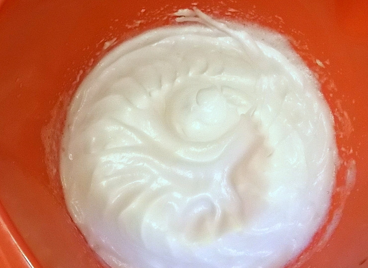 1. Этап. Малиновая бубланина: Взбейте охлажденные белки до твердых пиков.