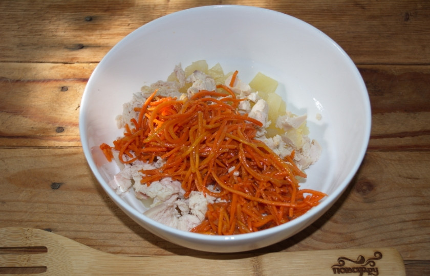 1. Этап. Салат Озорной цыпленок: Морковку по-корейски порежьте кусочками, удобными для употребления. Если нет времени, опустите этот момент.