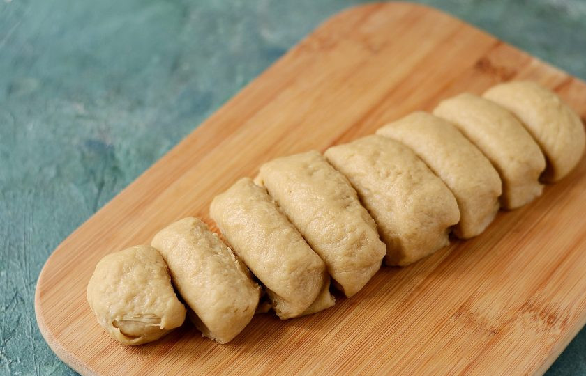 1. Этап. Постный медовик: Разделите тесто на 6-8 частей.