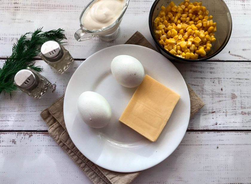 1. Этап. Салат Одуванчик с сыром: Подготовьте все необходимые ингредиенты. Яйца варите 7-8 минут после закипания воды.