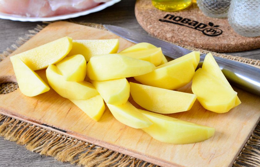 1. Этап. Куриные грудки с картошкой и грибами: Почищенный картофель нарежьте крупными дольками.