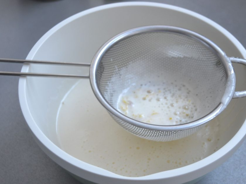 1. Этап. Лимонное парфе: Процедите взбитую яично-лимонную смесь.