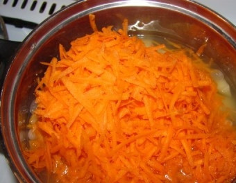 1. Этап. Фасолевая похлёбка: 9. Когда фасоль будет готова, добавляем к ней лук с морковью. Продолжаем варить.