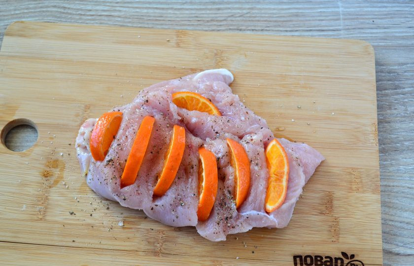 1. Этап. Индейка с мандаринами: Сделайте в грудке надрезы и вложите в них пластины мандаринов толщиной 3-5 мм.