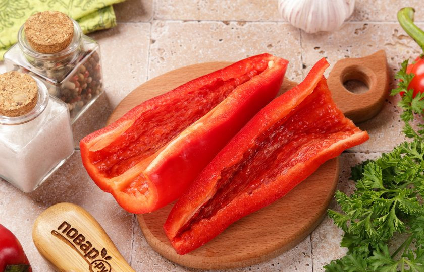 1. Этап. Перец на решётке на мангале: Каждый перец разрежьте пополам.