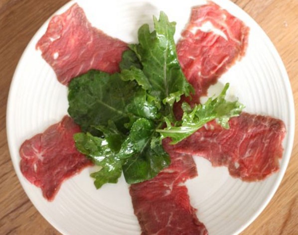 1. Stage. Classic carpaccio: Pour arugula, put in the center of the plate with carpaccio and serve.