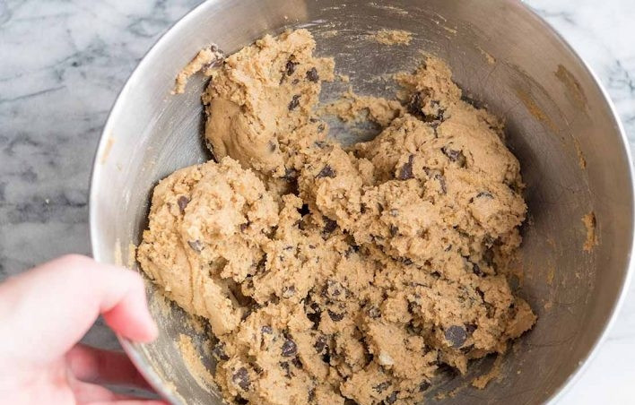 1. Этап. Песочное печенье с шоколадом и маршмеллоу: 10. Добавьте шоколад в тесто и перемешайте вручную или с помощью насадки.