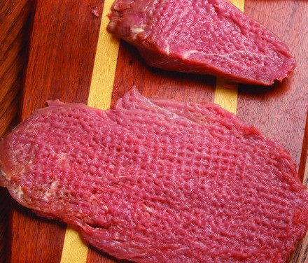 1. Этап. Мясо по-чешски: 2. Правильно отбить мясо - это следующий секрет этого блюдо. Каждый кусочек необходимо завернуть в пищевую пленку или полиэтиленовый пакет и очень аккуратно отбить молоточком. Мясо должно быть очень тонкое, но обязательно целое. Слегка посолить и поперчить.