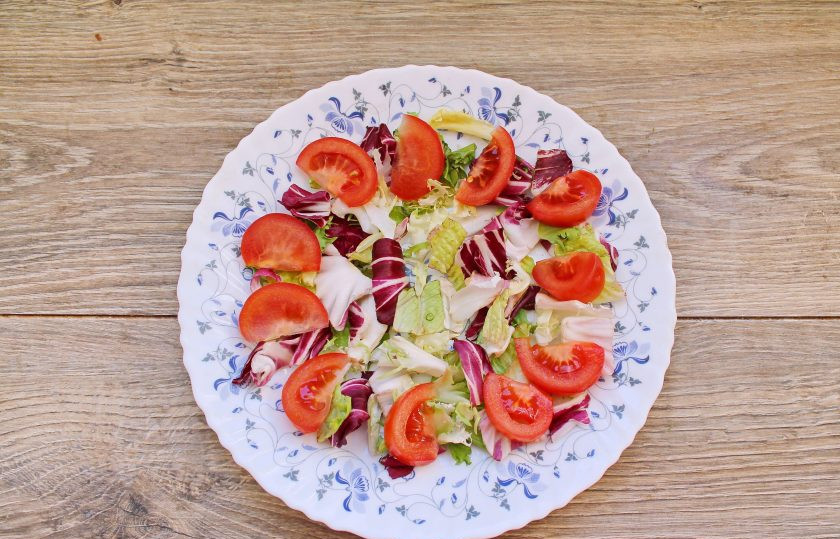 1. Этап. Салат с авокадо и лангустинами: Помидоры порежьте на тонкие дольки и разложите на салатные листья.