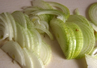 1. Этап. Суп из консервированного тунца: Нарезать репчатый лук также полукольцами.