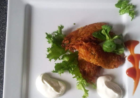 1. Этап. Драники в мультиварке: Готовые драники выкладываем на салфетку, чтобы избавиться от лишнего масла, а затем подаем к столу со сметаной или свежими овощами. Приятного всем аппетита!