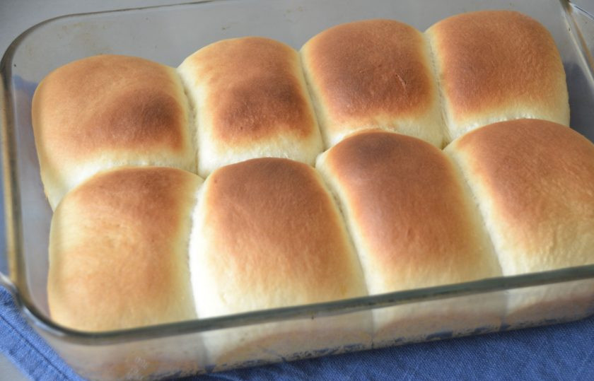 1. Этап. Булочки Бухтельн: Готовые булочки слегка охладите, присыпьте сахарной пудрой.