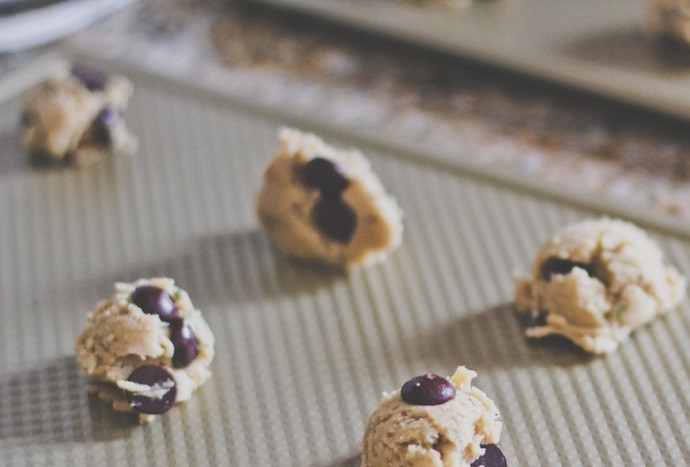 1. Этап. Печенье с виски и шоколадом: 4. Воспользуйтесь ложкой и выложите кусочки теста на противень.