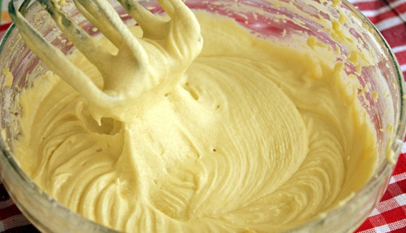 1. Этап. Сливовый пирог перевертыш: 3. Тесто по консистенции должно получиться как на оладьи. Отставляем его в сторону и принимаемся за 