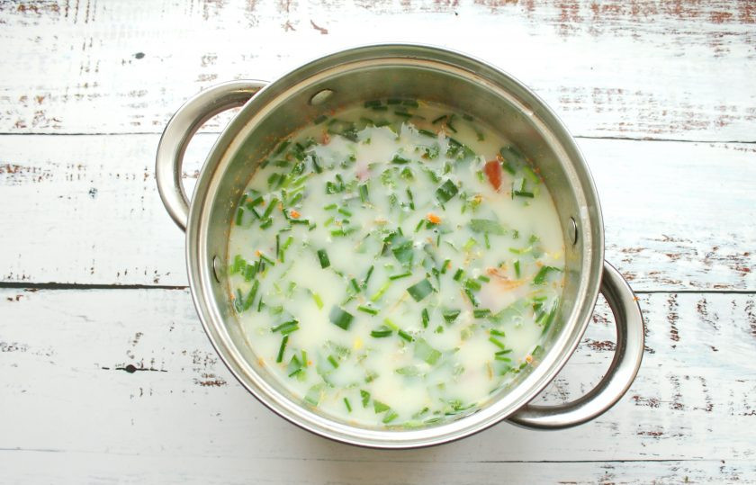 1. Этап. Дачный рисовый суп со снытью: Влейте в суп молоко, перемешайте.