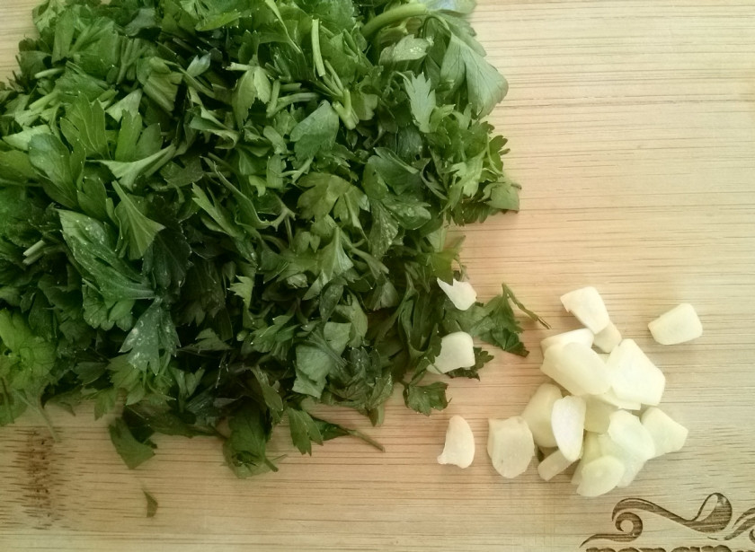 1. Этап. Аджапсандали: 5. Затем мелко порубите зелень, очистите и мелко порежьте чеснок.