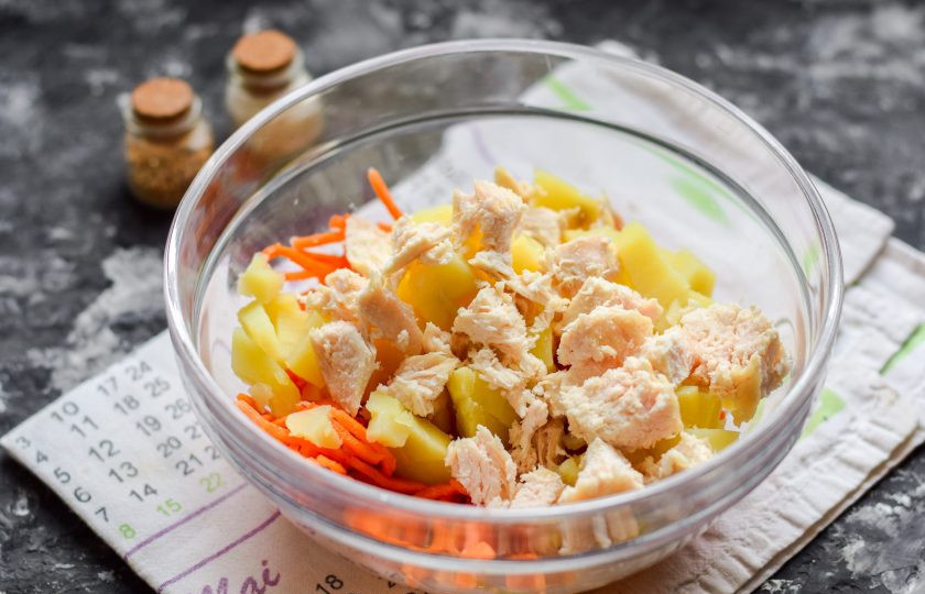 1. Этап. Салат Парус с картошкой: Куриное филе отварите до готовности, нарежьте небольшими кусочками, добавьте в салат.