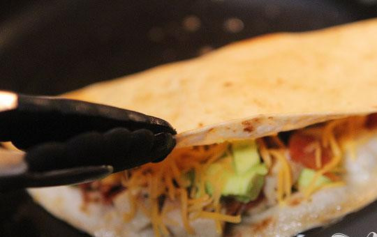 1. Этап. Кесадильяс с курицей, беконом и авокадо: 5. Используйте щипцы, чтобы свернуть лепешку пополам и прижать. Готовить лепешки около 1-2 минут с каждой стороны до золотистого цвета и хрустящей корочки.