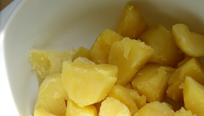 1. Этап. Картофельные лепешки: Картофель варим в мундирах. Очищаем и разминаем в пюре.