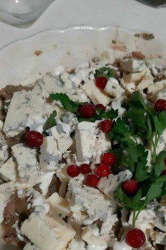 1. Этап. Салат Баклажано-каштановый дракон: Посыпать раскрошенным сыром с плесенью. Можно заменить на фету, например, или брынзу. Т. е. сыр должен быть с ярким вкусом. Украсить на свой вкус. У меня это брусника.