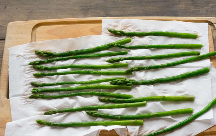 1. Этап. Теплый салат со спаржей: Теперь перекладываем спаржу на бумажные салфетки, чтобы ушла влага.