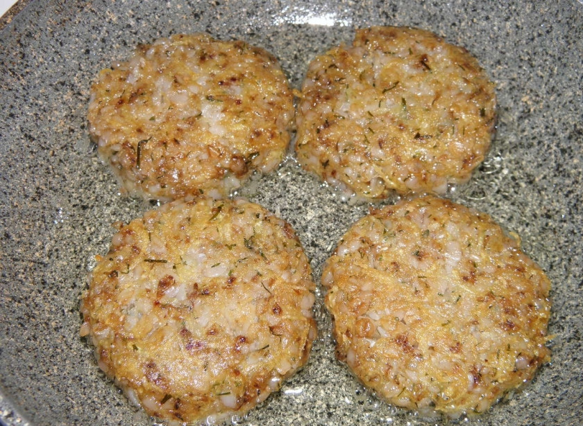 1. Этап. Постные котлеты из гречки: Переверните котлеты на другую сторону и жарьте 3-4 минуты.
