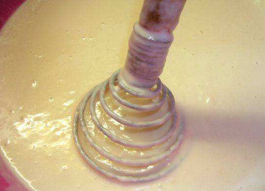 1. Этап. Плюшки с маком: Всыпать 1 стакан муки, на неё сухие дрожжи снова стакан муки. Размешать венчиком, чтобы не было комочков.