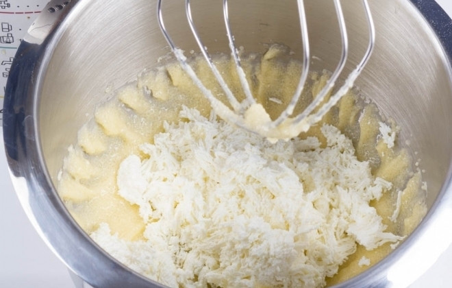 1. Этап. Пирог с творогом и яблоками: 2. Творог обязательно перетираю через сито и добавляю в чашу к маслу и сахару, перемешиваю.