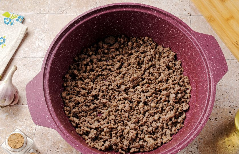 1. Этап. Картофель с фаршем и рисом: Обжарьте, разбивая комочки фарша лопаткой, в течение 10 минут.