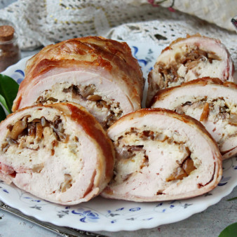 Куриный рулет с грибами, беконом и сыром