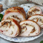 Куриный рулет с грибами, беконом и сыром