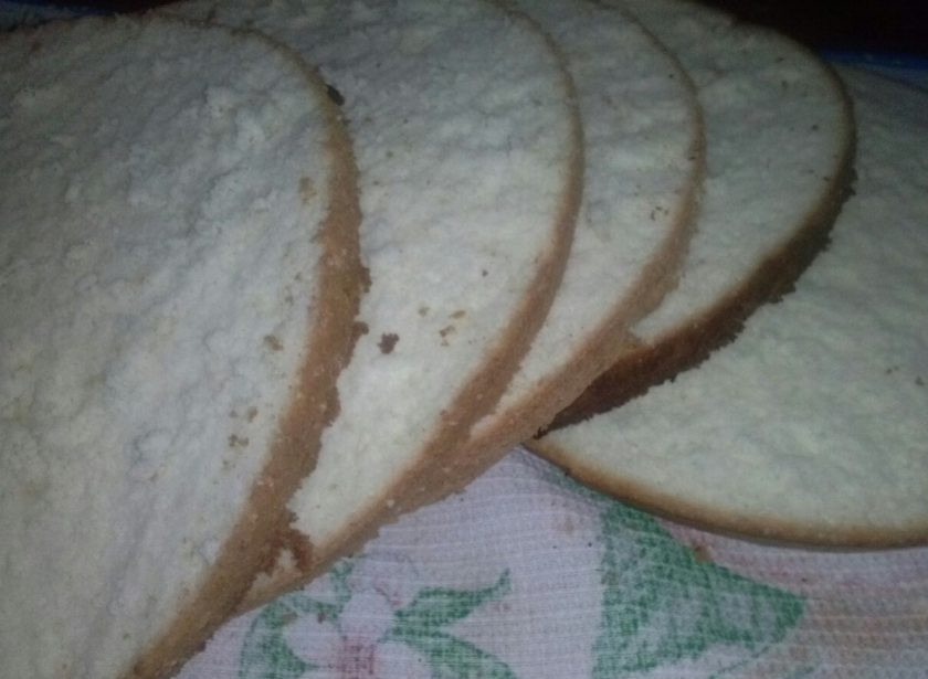 1. Этап. Большой бисквитный торт с безе: 6. Остывший бисквит нужно разрезать на части (сколько получится). Чем тоньше разрежете - тем больше прослоек у вас получится.