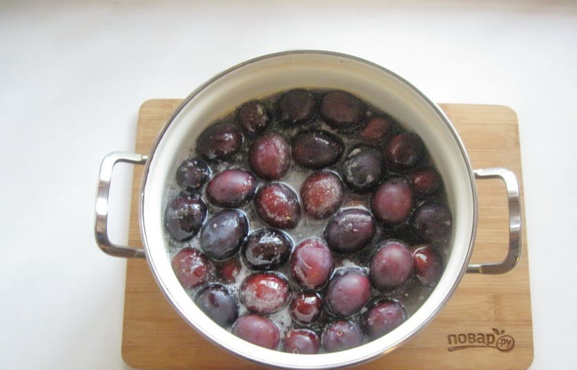 1. Этап. Варенье из целых слив: После залейте сливу горячим сиропом.