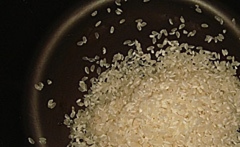 1. Этап. Рисовая молочная каша в мультиварке: Переложите промытый рис в чашу мультиварки.