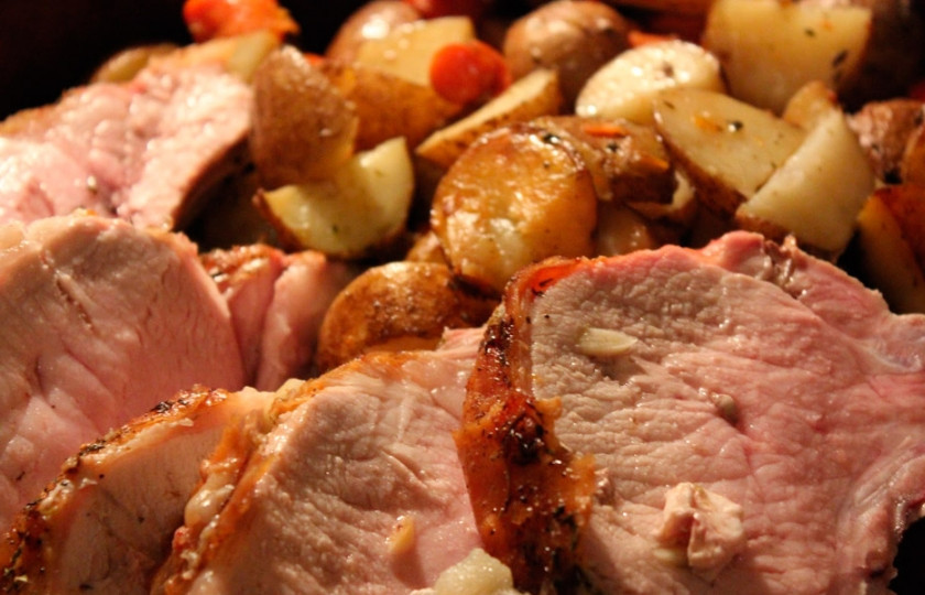 1. Этап. Картофель со свининой: 4. Стейки лучше в процессе несколько раз перевернуть. Когда при уколе из мяса будет выделяться прозрачный сок без крови - можно блюдо доставать и подавать!